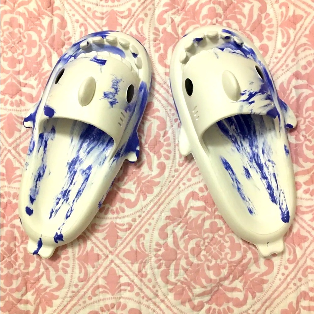 SHARK SLIDES UNISEX SIZE 9